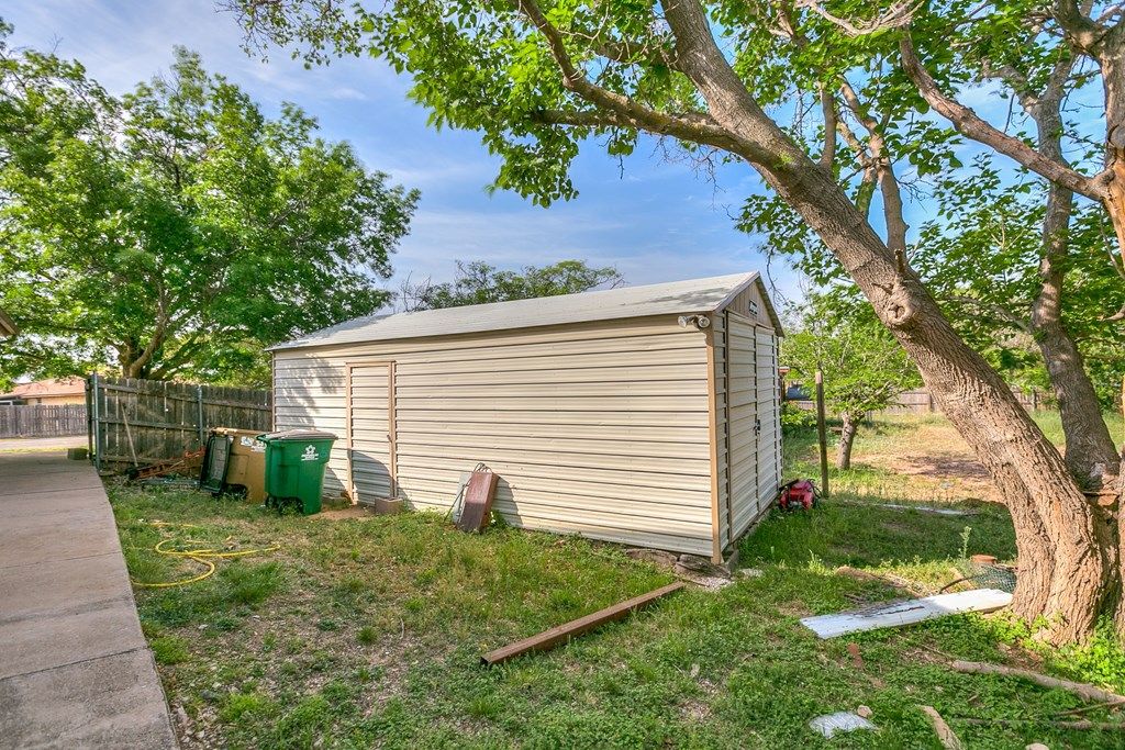 Image 35 of property listing at 206 Crestwood Dr, San Angelo, TX 76903