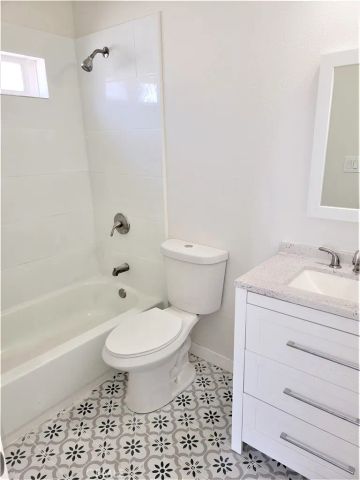 7040 3rd, Los Angeles, CA 90043