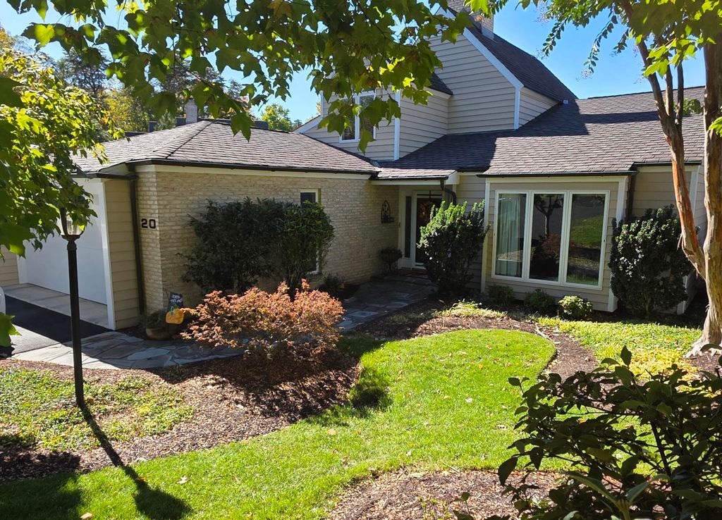 253 Island Green DR, Penhook, VA 24137