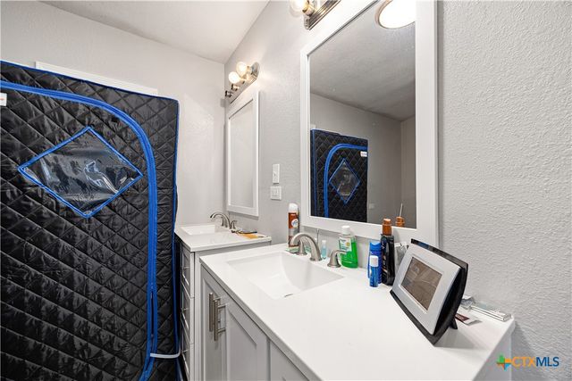 425 Dreamland Drive, Canyon Lake, TX 78133