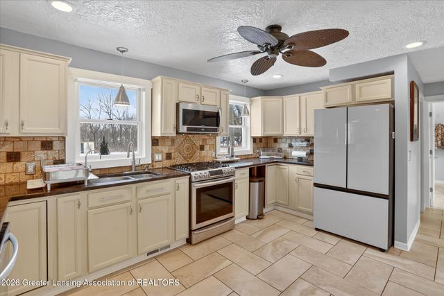 1140 N Smith Road, Eaton Rapids, MI 48827