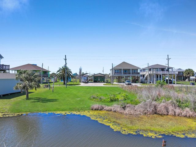 1980 Avenue F, Crystal Beach, TX 77650