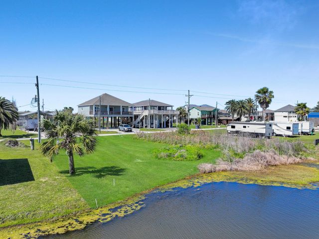 1980 Avenue F, Crystal Beach, TX 77650