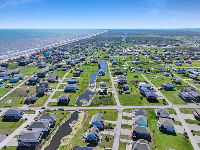 1980 Avenue F, Crystal Beach, TX 77650