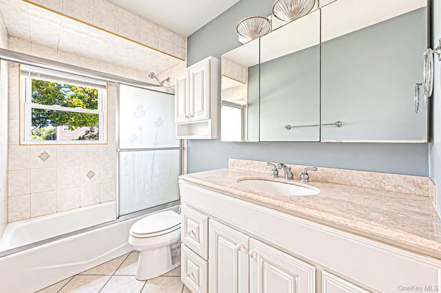 1400 Wave Avenue, Medford, NY 11763