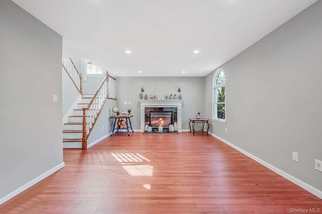 1400 Wave Avenue, Medford, NY 11763