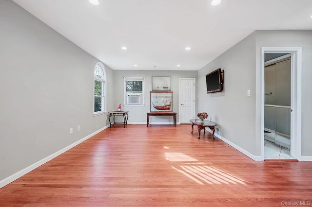 1400 Wave Avenue, Medford, NY 11763