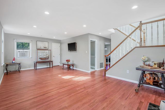 1400 Wave Avenue, Medford, NY 11763