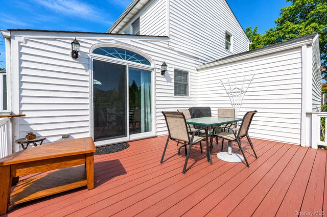1400 Wave Avenue, Medford, NY 11763