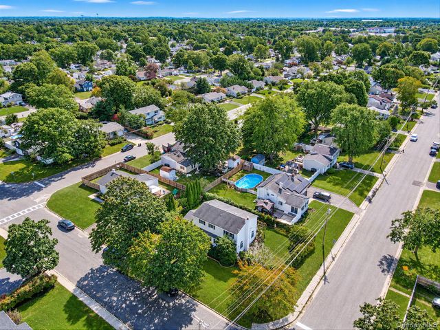 1400 Wave Avenue, Medford, NY 11763