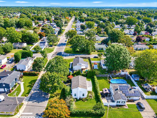 1400 Wave Avenue, Medford, NY 11763