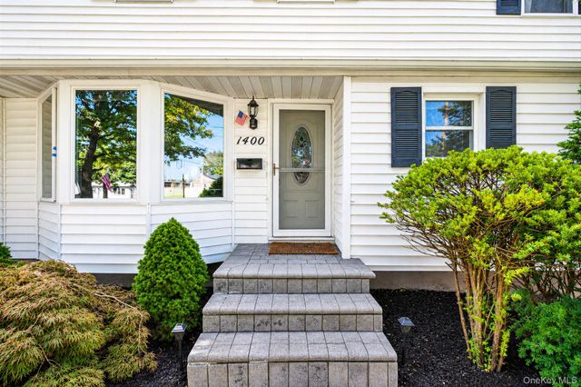 1400 Wave Avenue, Medford, NY 11763