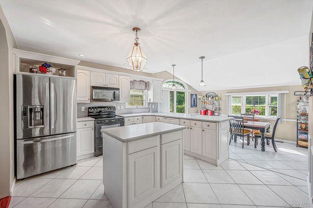 1400 Wave Avenue, Medford, NY 11763