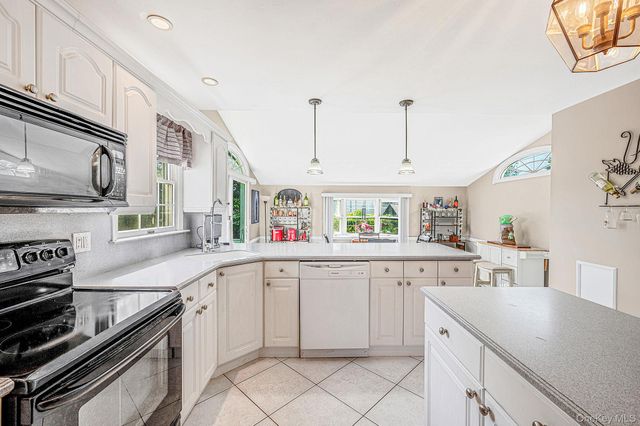 1400 Wave Avenue, Medford, NY 11763