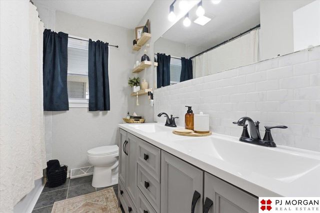 2331 S 124th Street, Omaha, NE 68144