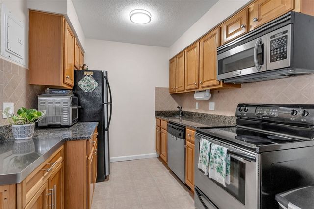 18 Dailey St H, Attleboro, MA 02703