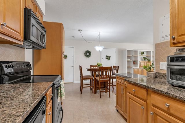 18 Dailey St H, Attleboro, MA 02703