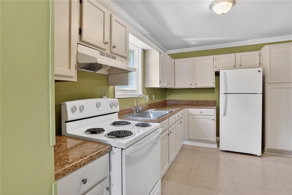 Image 10 of property listing at 6107 Winview Drive, Forest Park, GA 30297