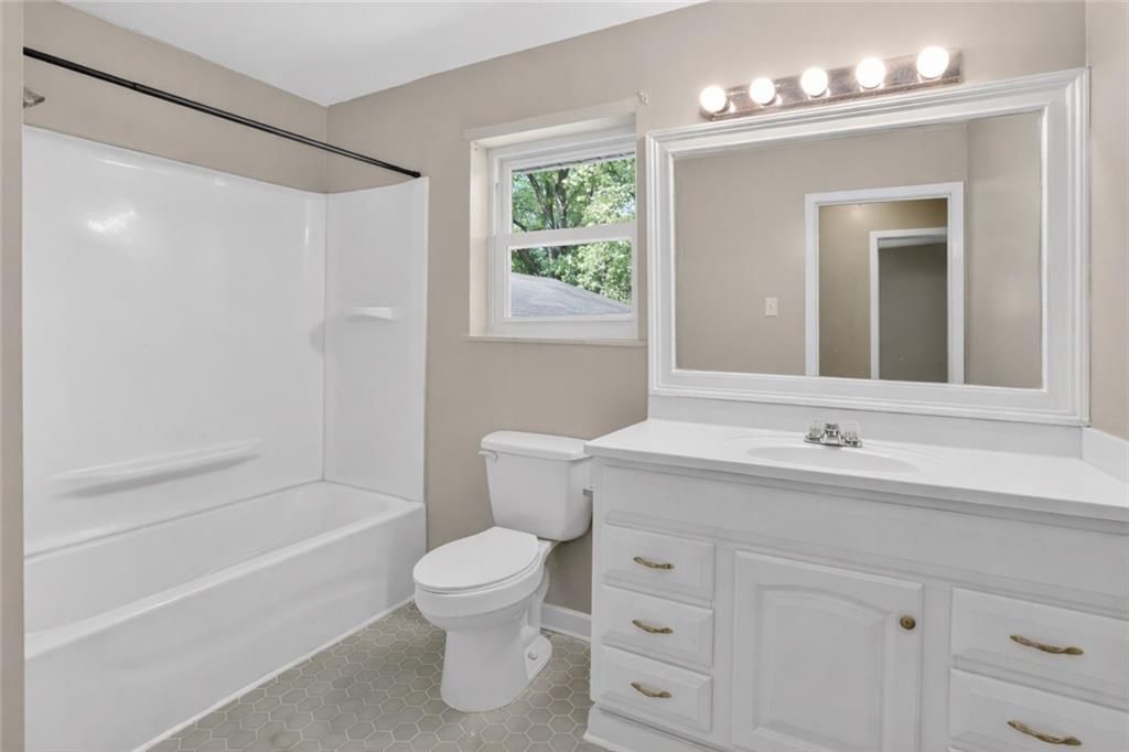 Image 20 of property listing at 6107 Winview Drive, Forest Park, GA 30297