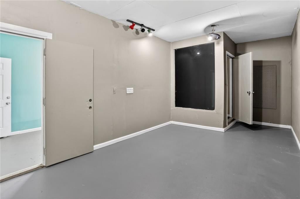 Image 29 of property listing at 6107 Winview Drive, Forest Park, GA 30297