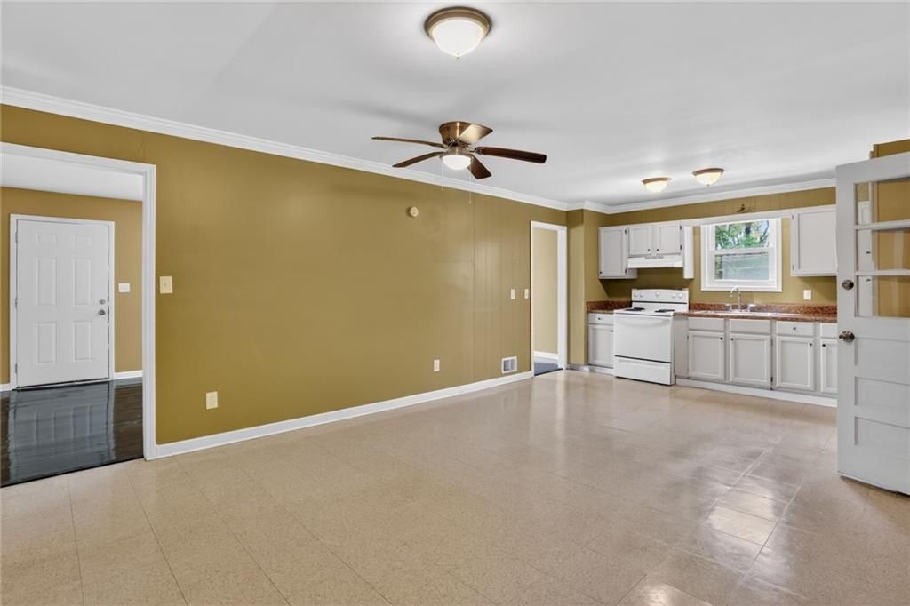 Image 8 of property listing at 6107 Winview Drive, Forest Park, GA 30297