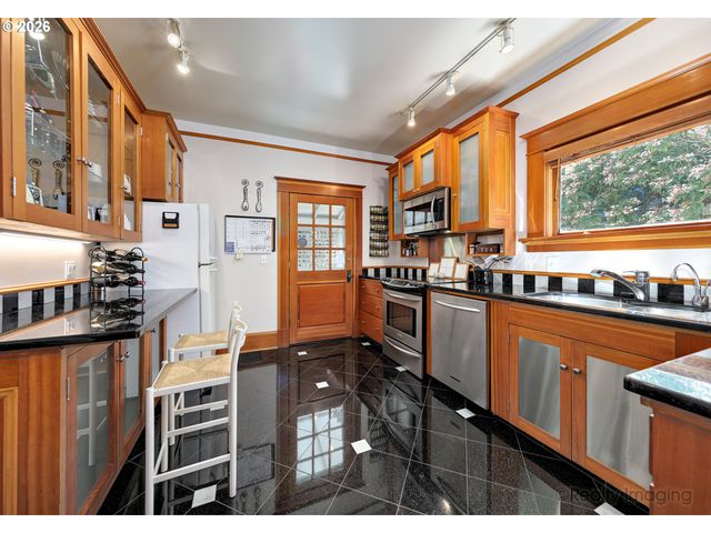 2734 Sw FERN St, Portland, OR 97201