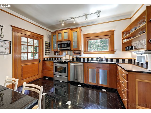 2734 Sw FERN St, Portland, OR 97201