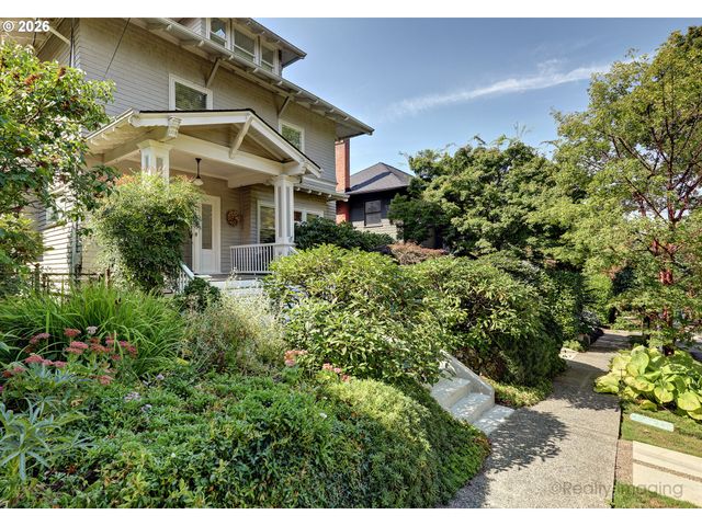 2734 Sw FERN St, Portland, OR 97201