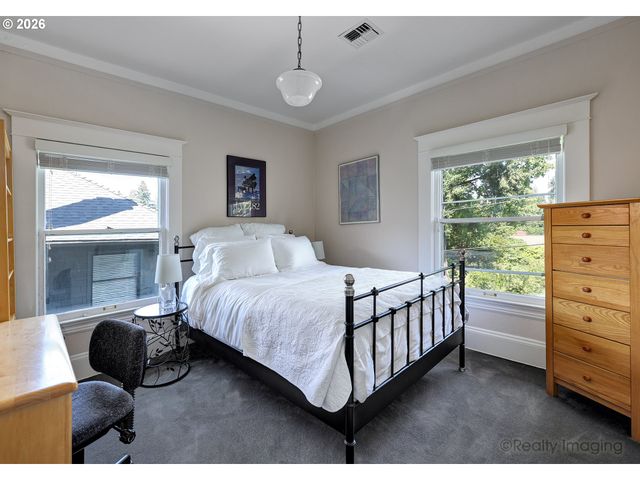 2734 Sw FERN St, Portland, OR 97201