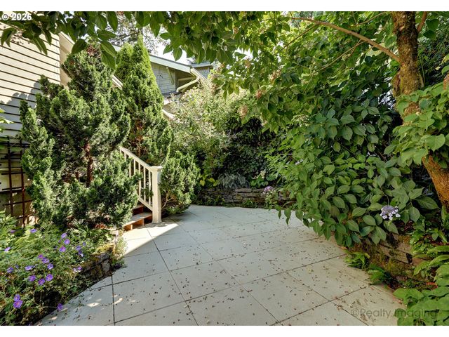 2734 Sw FERN St, Portland, OR 97201