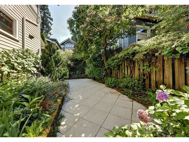 2734 Sw FERN St, Portland, OR 97201