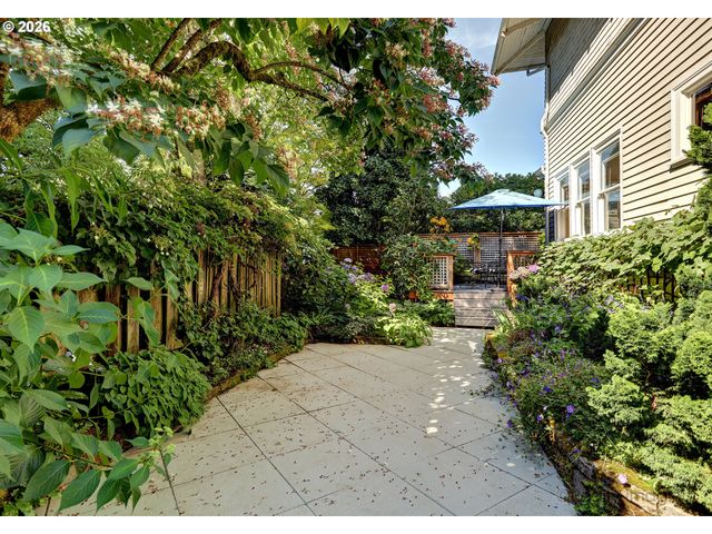 2734 Sw FERN St, Portland, OR 97201