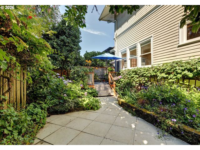 2734 Sw FERN St, Portland, OR 97201
