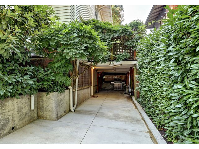 2734 Sw FERN St, Portland, OR 97201