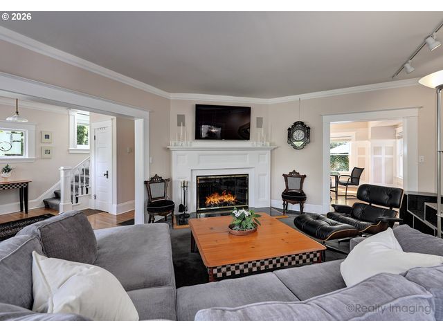 2734 Sw FERN St, Portland, OR 97201