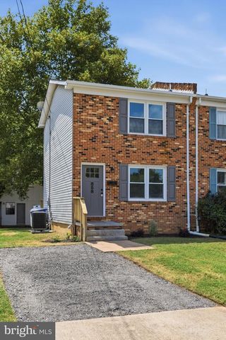 858 W 11TH ST, Front Royal, VA 22630