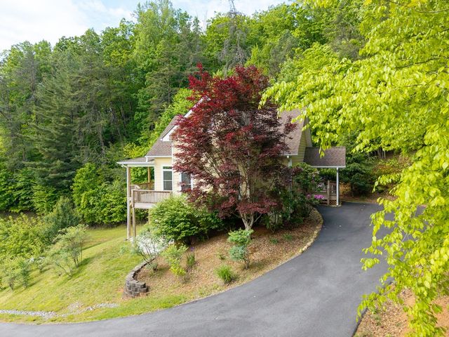 105 Sharons Valley Drive, Hayesville, NC 28904