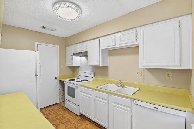 7700 Creekbend Drive 75, Houston, TX 77071