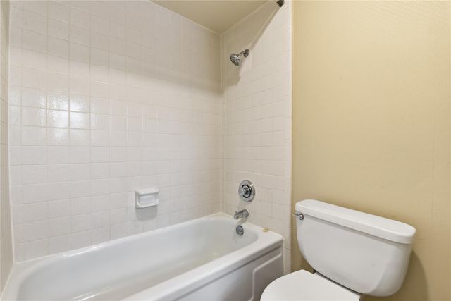 7700 Creekbend Drive 75, Houston, TX 77071