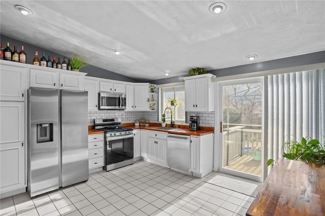 39 Gateway Court, Warwick, RI 02889