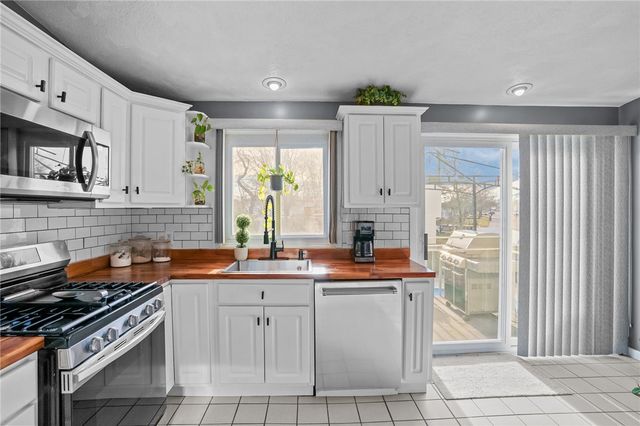 39 Gateway Court, Warwick, RI 02889