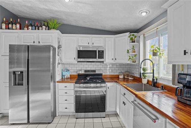 39 Gateway Court, Warwick, RI 02889