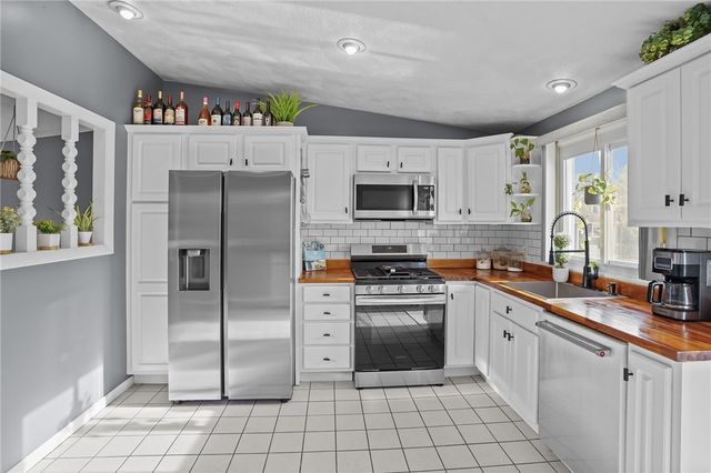 39 Gateway Court, Warwick, RI 02889