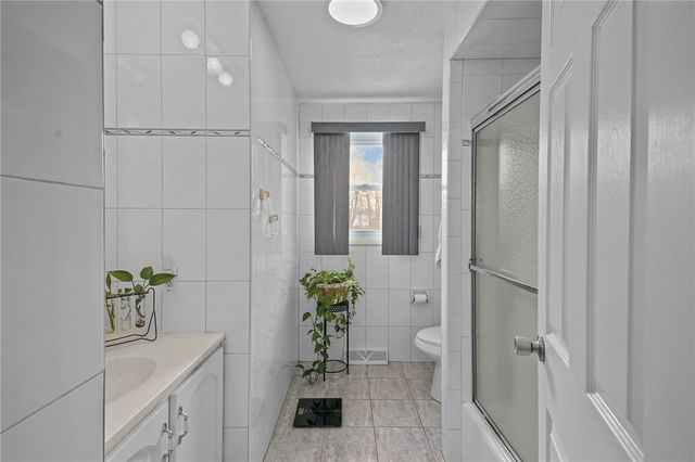 39 Gateway Court, Warwick, RI 02889