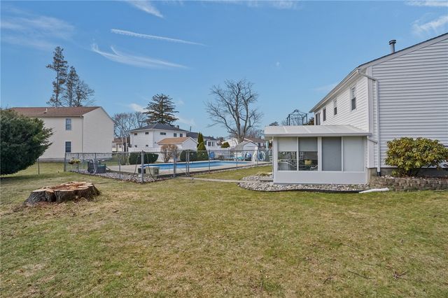 39 Gateway Court, Warwick, RI 02889