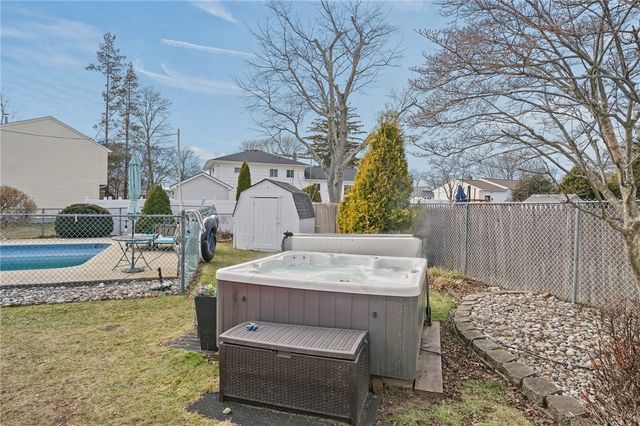 39 Gateway Court, Warwick, RI 02889