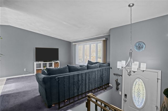 39 Gateway Court, Warwick, RI 02889