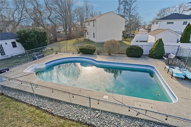 39 Gateway Court, Warwick, RI 02889