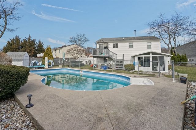 39 Gateway Court, Warwick, RI 02889