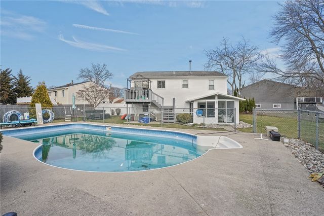 39 Gateway Court, Warwick, RI 02889